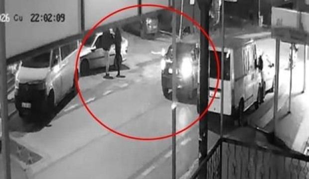 Ara&ccedil;larına binerken kurşun yağmuruna tutuldular: Saldırı anı kamerada