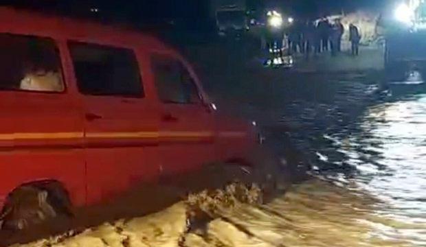 Aydın'da taşan &ccedil;ayda mahsur kalan minib&uuml;steki aile kurtarıldı