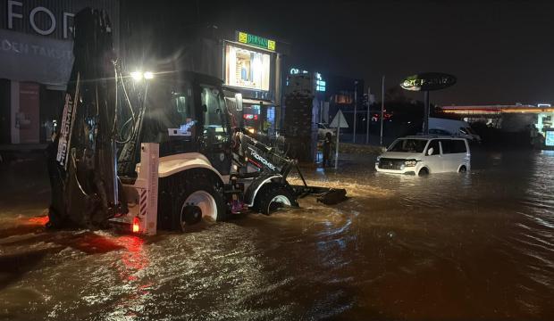 Bodrum'da yağış hayatı fel&ccedil; etti: Yollar kapandı, ev ve iş yerlerini su bastı