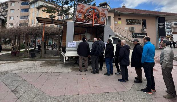 Bursa'da kadının lokma dağıtma sebebi duyanları tebess&uuml;m ettirdi