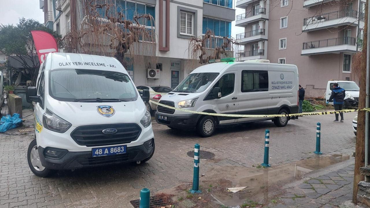 Cinayetin yaşandığı olay yerine sağlık ve polis ekipleri sevk edildi. 