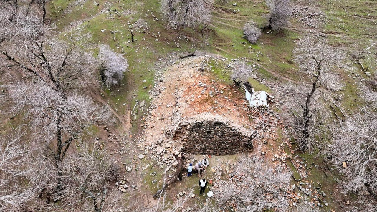 Yeraltı camisi olarak düşünülen yapının dışarıdan görünümü. 