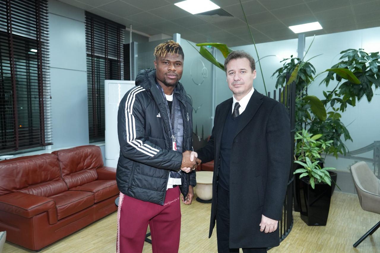 Agbadou imza için İstanbul'a geldi.