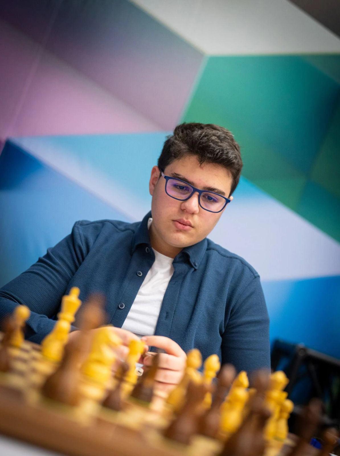 14 yaşındaki Büyükusta (GM) Yağız Kaan Erdoğmuş bir satranç maçında görüntüleniyor.