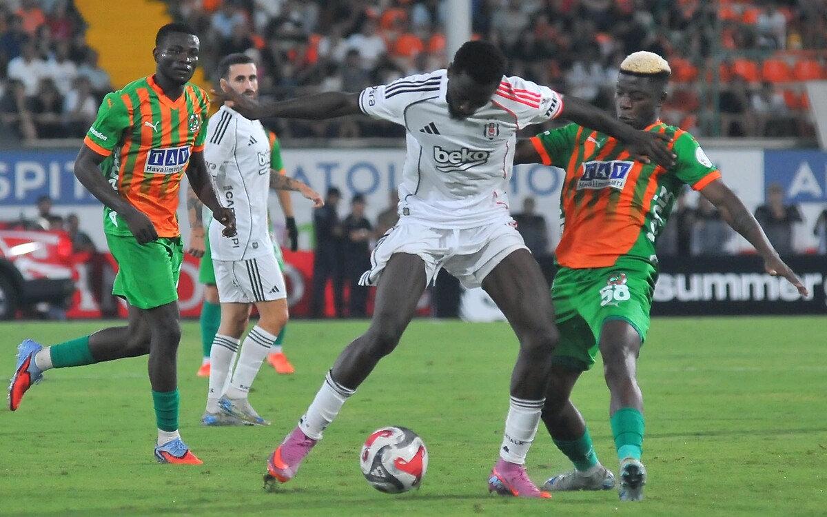 Süper Lig'de sezonun ilk yarısında oynanan Beşiktaş - Alanyaspor karşılaşmasından bir kare