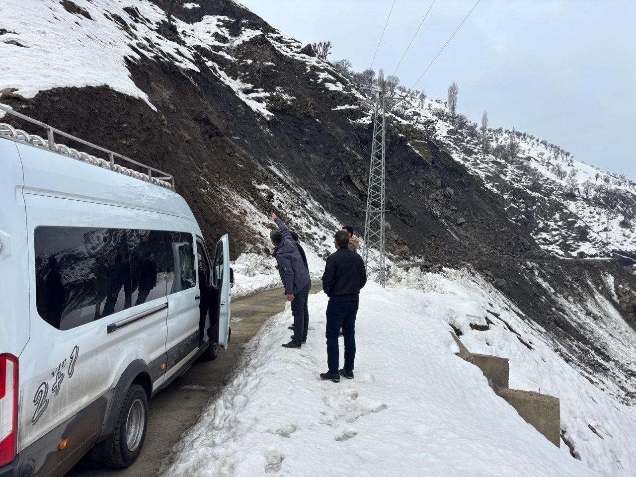 Ekipler yol açma çalışması başlattı. 