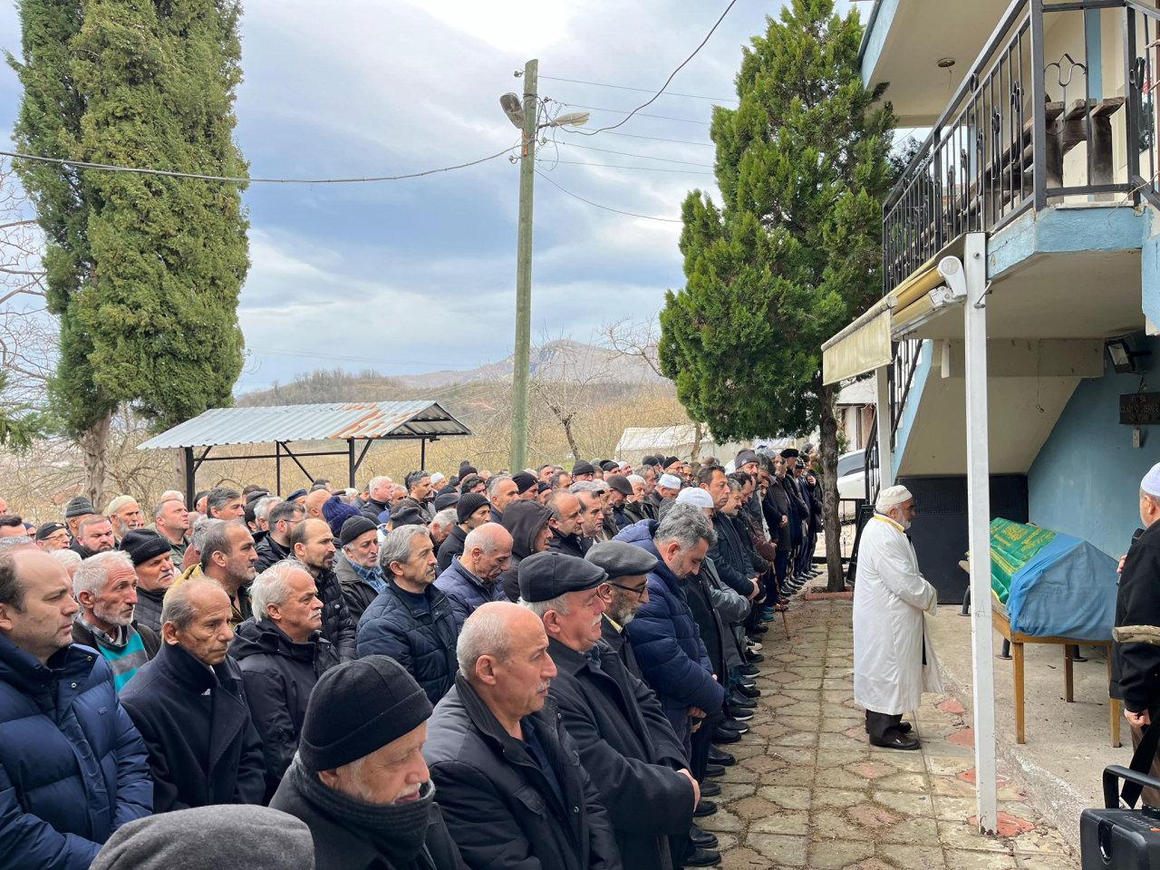 Aydın (80) ve Taliha Salihoğulları (78) çifti için cenaze namazı kılındı.