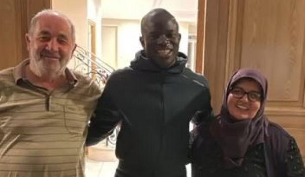 N'Golo Kante ile samimiyeti g&uuml;ndem olan Hatun teyze: Namazlı ve abdestli bir &ccedil;ocuk