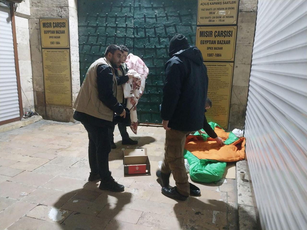 Sokakta kalan vatandaşlara bot ve mont verildi.