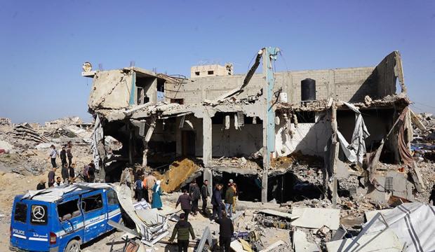 Gazze&rsquo;de kanlı gece! İsrail doktoru evinde, genci kıyıda katletti