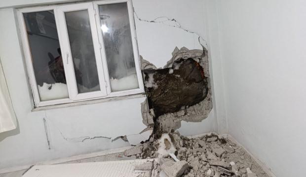 Hakkari'de y&uuml;rekler ağza geldi: Dağdan kopan kaya par&ccedil;ası evin duvarını deldi