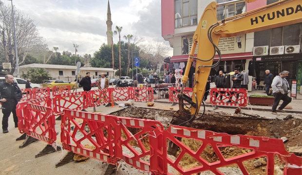 İş&ccedil;iler bulduklarına inanamadı! Antalya'da cami &ouml;n&uuml;nde gizem dolu kazı