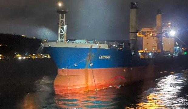 İstanbul Boğazı'nda faciadan d&ouml;n&uuml;ld&uuml;! Kıyıya s&uuml;r&uuml;klenen y&uuml;k gemisi kurtarıldı