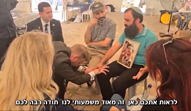 İsve&ccedil;li vekilden tarihe ge&ccedil;ecek skandal: İsrailli adamın &ouml;n&uuml;nde diz &ccedil;&ouml;k&uuml;p ağladı