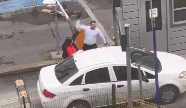 Kadık&ouml;y&rsquo;de yol verme kavgası: Otomobilin aynasını kırdı