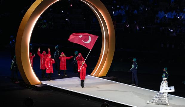 Kış Olimpiyatları başladı! Milli sporcularımız T&uuml;rk bayrağıyla sahnede