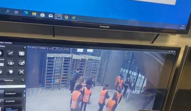 Kocaeli- Beşiktaş ma&ccedil;ında gen&ccedil; taraftarın trib&uuml;nden d&uuml;şt&uuml;ğ&uuml; anlar kamerada