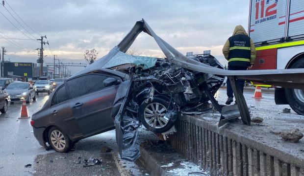 Kocaeli'de korkun&ccedil; kaza! 25 metre bariyerleri koparan ara&ccedil; asılı kaldı