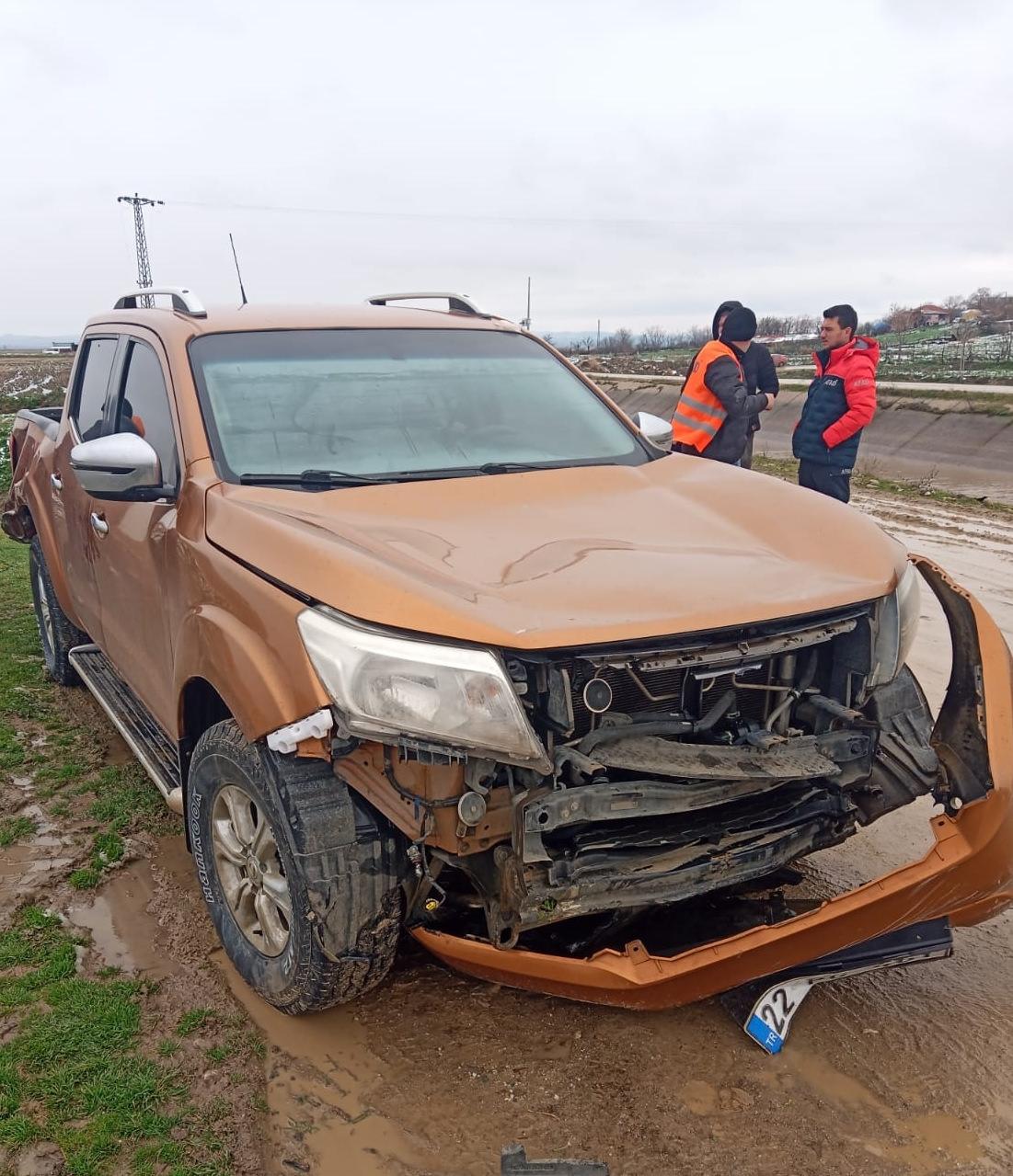 Edirne'de sulama kanalına düşen kamyonetin sürücüsü hayatını kaybetti.