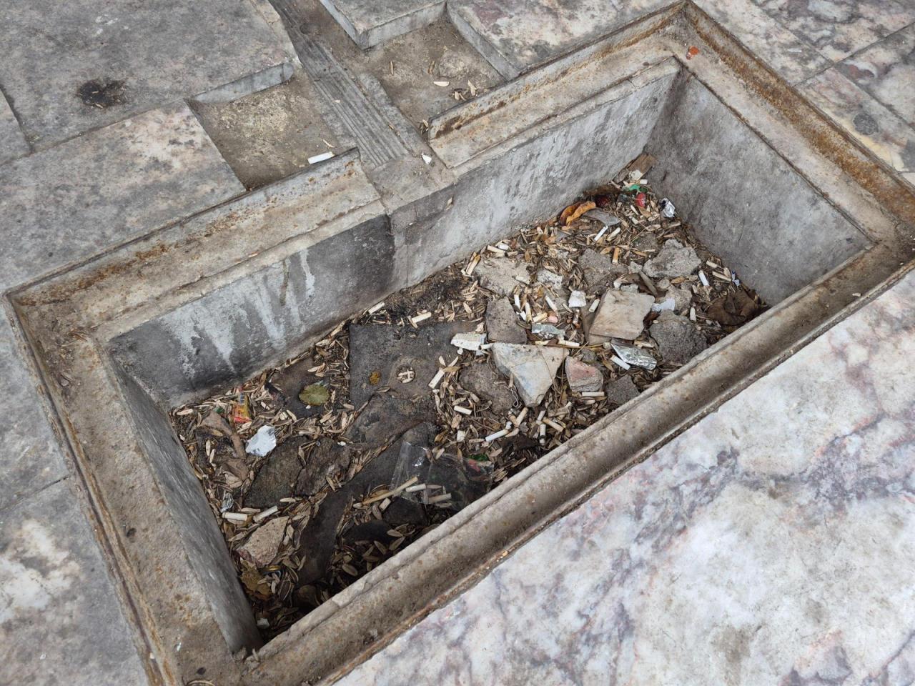 Tarihi çeşmenin içi çöp yığınlarıyla doldu.