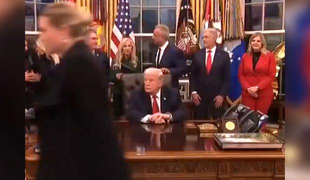 Oval Ofis'te gerginlik! Gelen soru Trump'ı &ccedil;ıldırttı: Gazetecileri dışarı &ccedil;ıkarttı