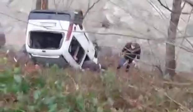 Rize'de kamyonet dereye yuvarlandı: 1 &ouml;l&uuml;, 1 yaralı