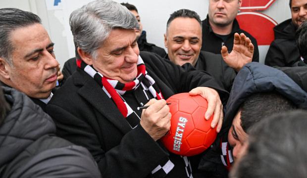 Serdal Adalı ile minik taraftar arasında g&uuml;l&uuml;mseten konuşma