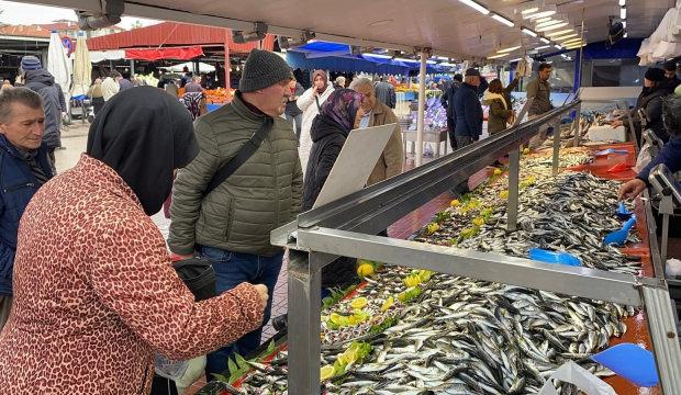Tezgahlarda merakla bekleniyordu: "Hamsi T&uuml;rkiye sınırlarına girdi"