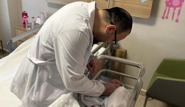 Tıp d&uuml;nyasını şaşırtan vaka! Anne karnında tespit edildi, doğduğu g&uuml;n kurtarıldı