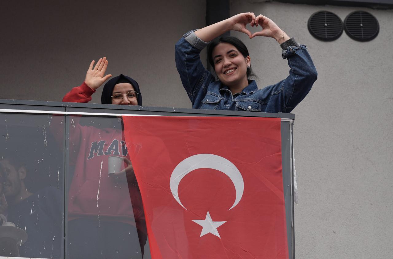 Cumhurbaşkanı Recep Tayyip Erdoğan 'Küllerinden Doğdu Yine, Türkiye'min Gücüne Bak' temasıyla düzenlenen 6 Şubat Depremleri Anma Programı ve Yapımı Tamamlanan Yatırımların Toplu Açılış Töreni'ne katıldı. Vatandaşlar törene ilgi gösterdi.