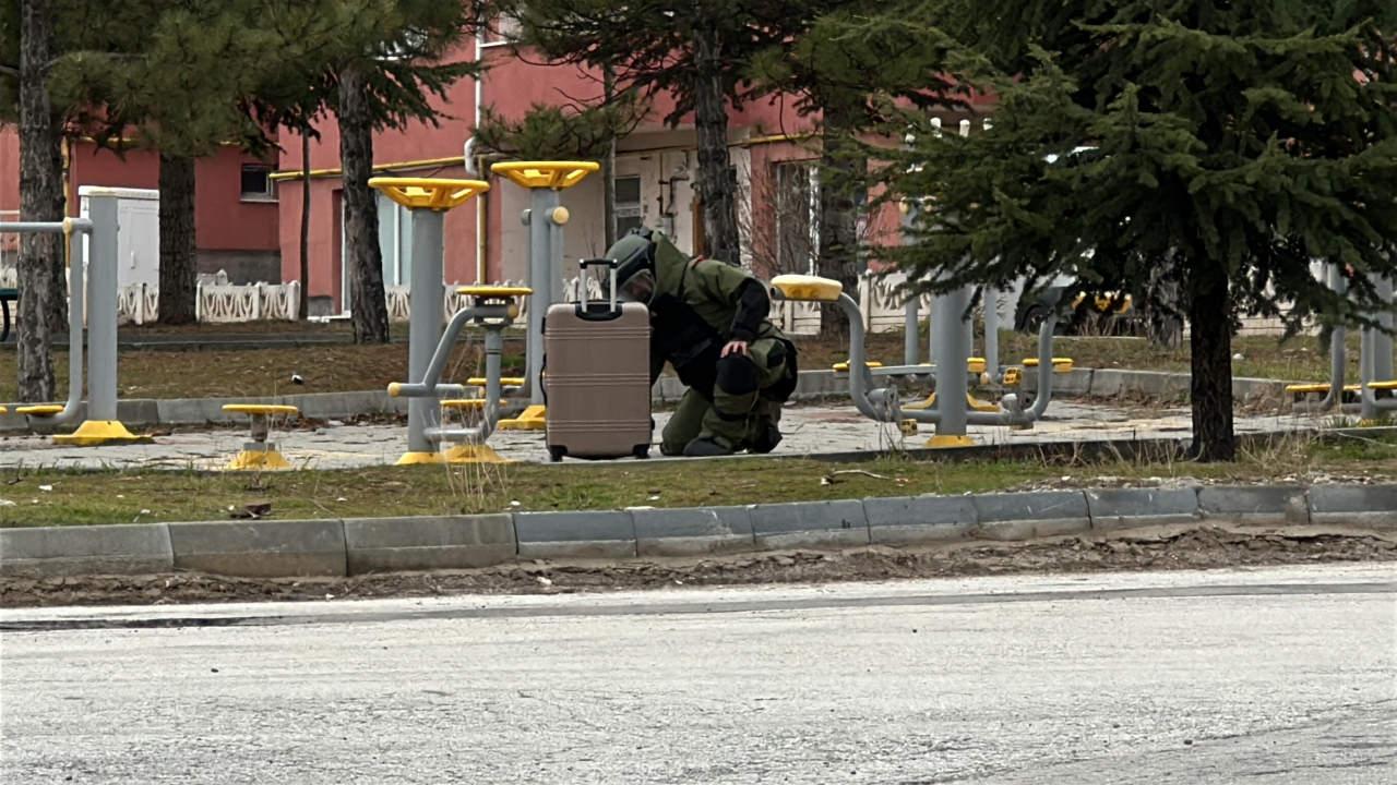 Bölgeye bomba imha uzmanları çağırıldı. 