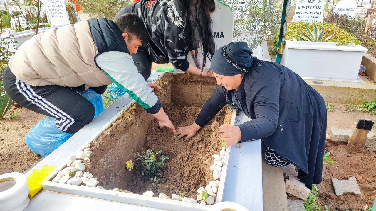 Oğlunun mezarının çöktüğünü gören anne elleri ile düzeltmeye çalıştı.