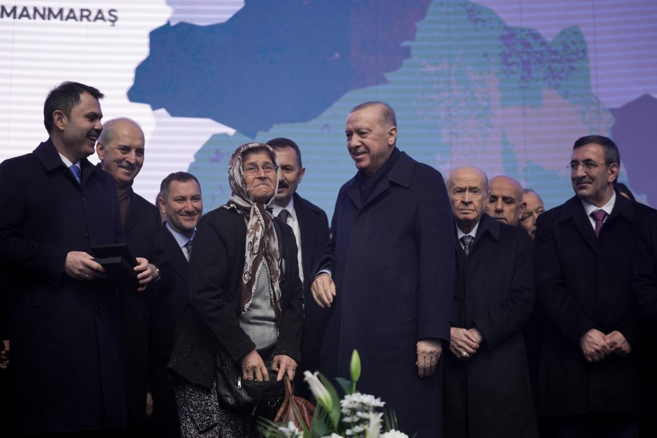 Cumhurbaşkanı Recep Tayyip Erdoğan 'Küllerinden Doğdu Yine, Türkiye'min Gücüne Bak' temasıyla düzenlenen 6 Şubat Depremleri Anma Programı ve Yapımı Tamamlanan Yatırımların Toplu Açılış Töreni'ne katıldı. Erdoğan, yapımı tamamlanan konutların anahtar teslimini gerçekleştirdi.