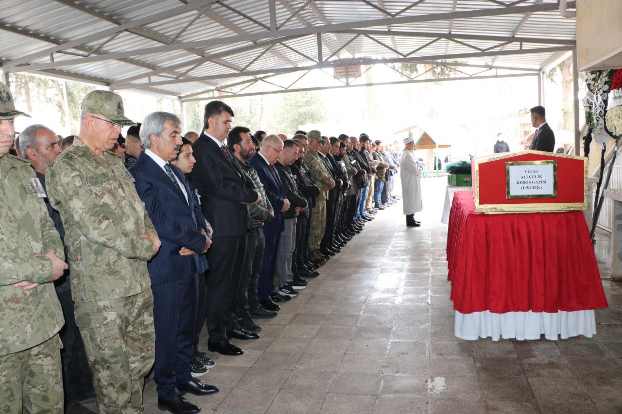 Bakan Güler ve heyeti Kıbrıs Gazisi Ali Çelik'in Asri Mezarlık Camisi'ndeki cenaze törenine katıldı
