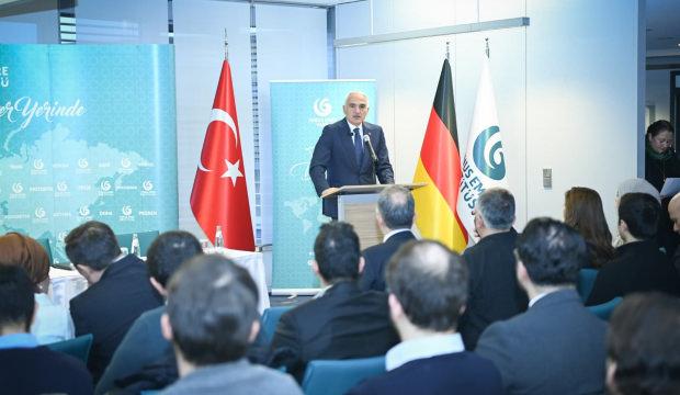 Berlin'de k&uuml;lt&uuml;r diplomasisi: Bakan Ersoy Berlin'de T&uuml;rk&ccedil;e &ouml;ğrenen gen&ccedil;lerle buluştu