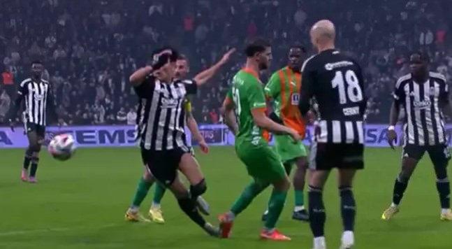 Beşiktaş'ın penaltı kazandığı pozisyon. (Görüntü beIN SPORTS'tan alındı)