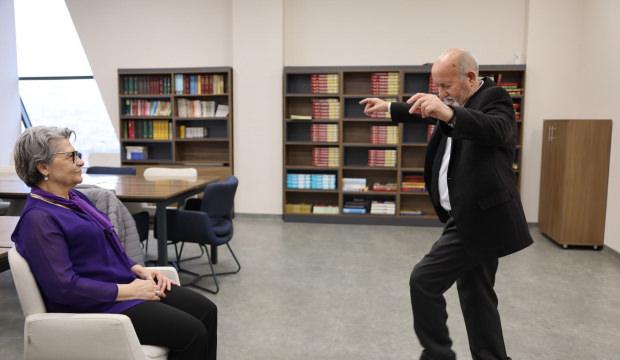 47 yıllık eşine sevgililer g&uuml;n&uuml; s&uuml;rprizi! T&uuml;rk&uuml; s&ouml;yleyip, zeybek oynadı