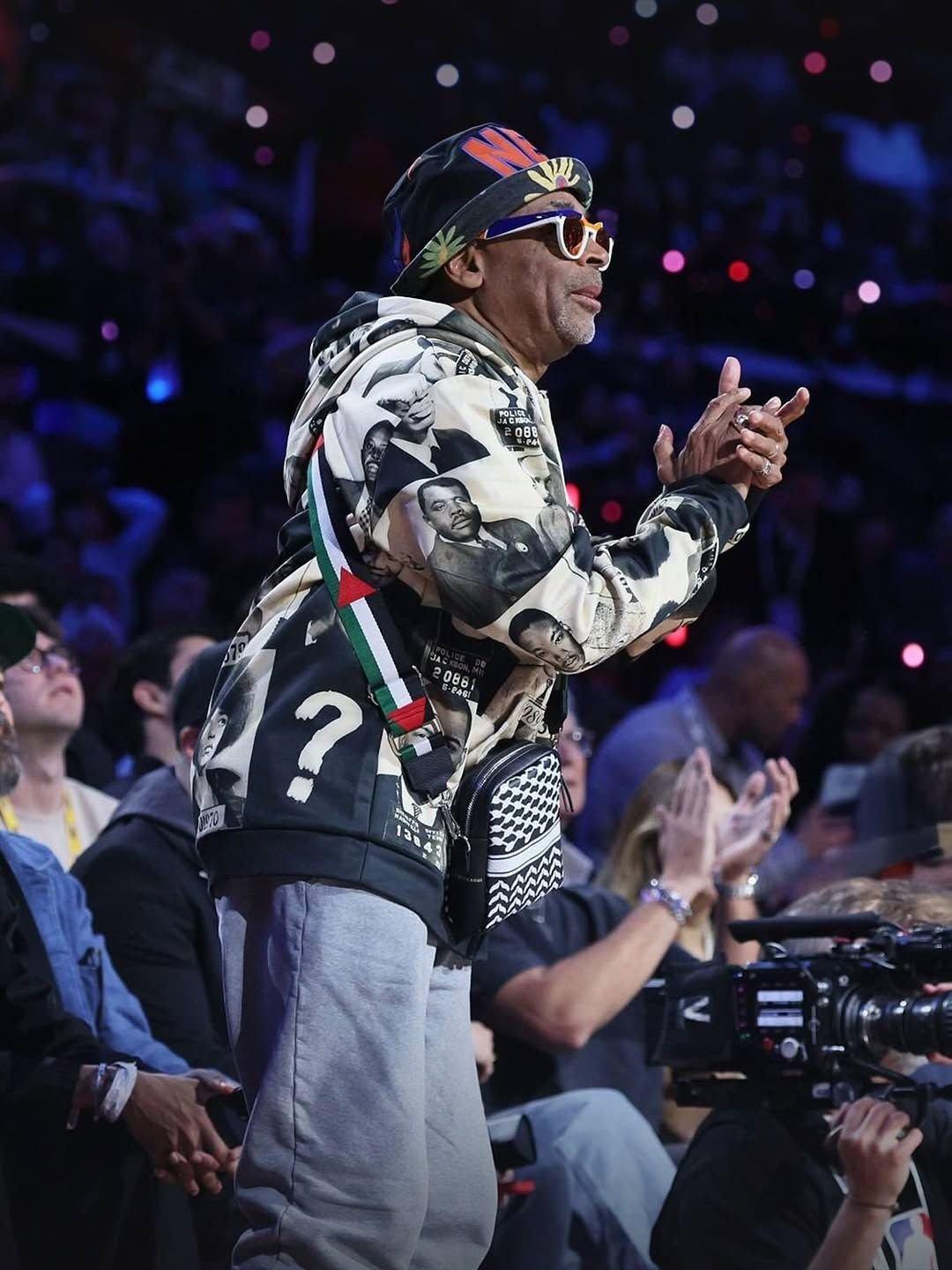 Yönetmen Spike Lee NBA'de oynanan bir karşılaşmayı takip ederken.