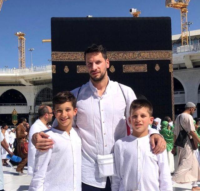 Hakan Balta ve çocukları Umre'de (Çağrı Balta solda)