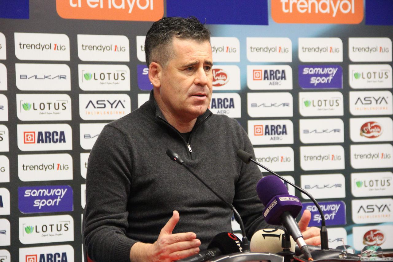Çorum FK Teknik Direktörü Hüseyin Eroğlu bir maçın ardından basın mensuplarının sorularını yanıtlarken.