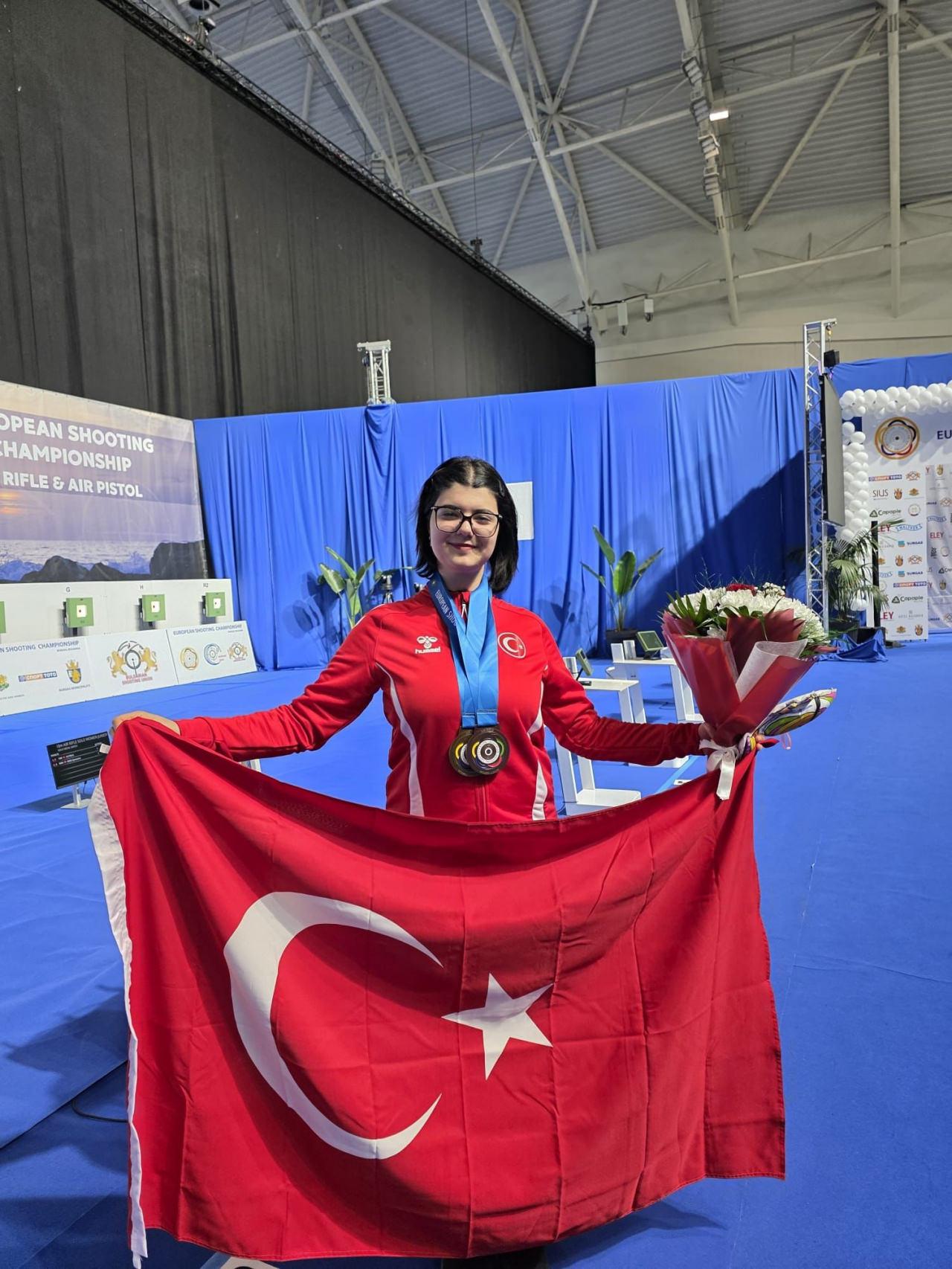 Elif, Bulgaristan'da düzenlenen turnuvanın ardından Türk bayrağı ile poz verirken.