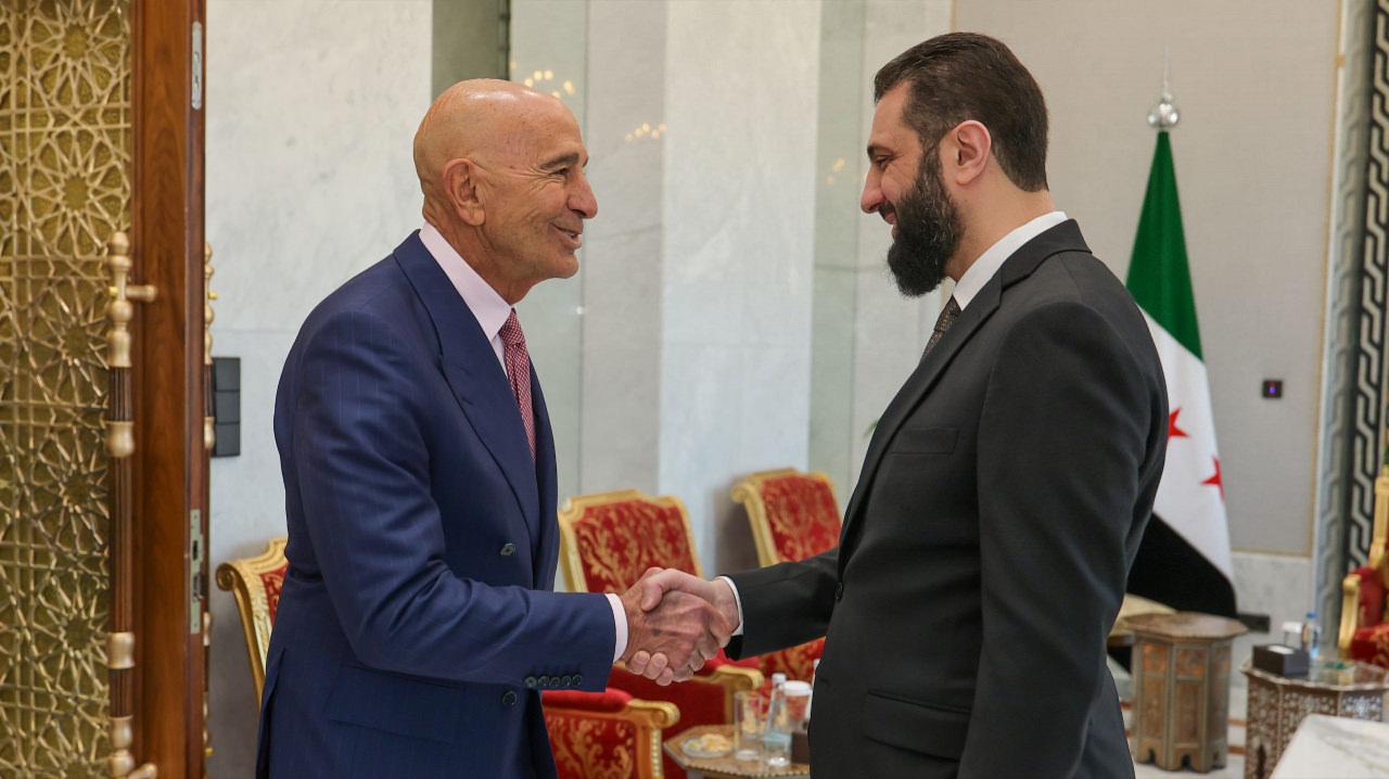 4 Şubat 2026'da çekilmiş bu fotoğrafta Suriye Cumhurbaşkanı Ahmed Şara (sağda), ABD'nin Ankara Büyükelçisi ve Suriye Özel Temsilcisi Tom Barrack (solda) tokalaşıyor.