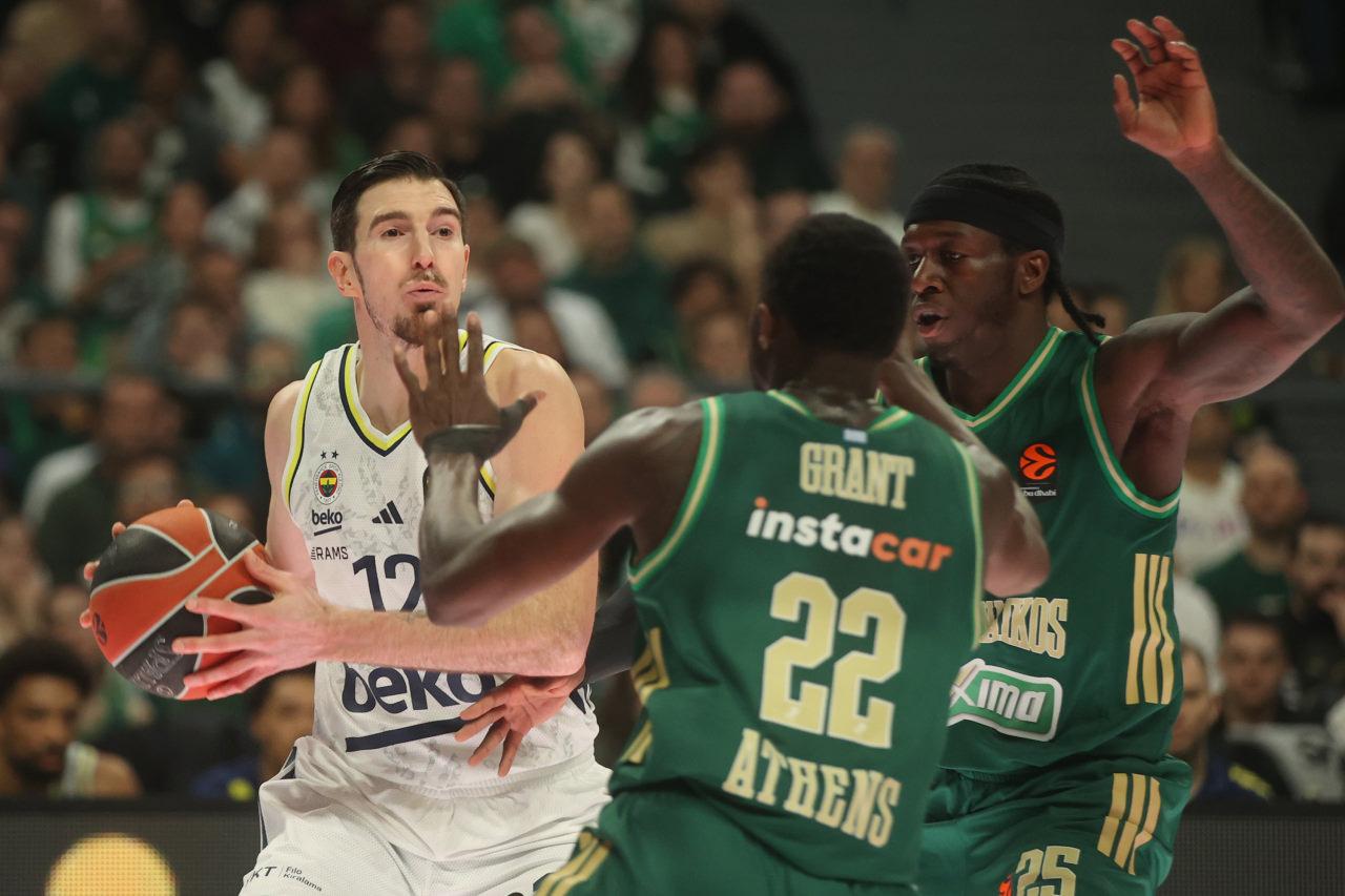 Basketbol Avrupa Ligi 28. hafta mücadelesinde Fenerbahçe Beko, rakibi Panathinaikos AKTOR ile Yunanistan'ın başkenti Atina'da karşılaştı. Bir pozisyonda Fenerbahçe takımından Nando De Colo (12) rakibi ile mücadele etti.