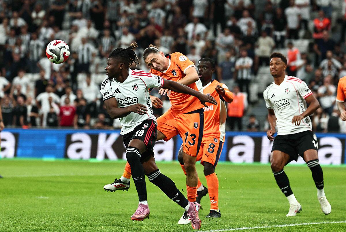 Sezonun ilk yarısında oynanan Beşiktaş - Başakşehir maçından bir görüntü.