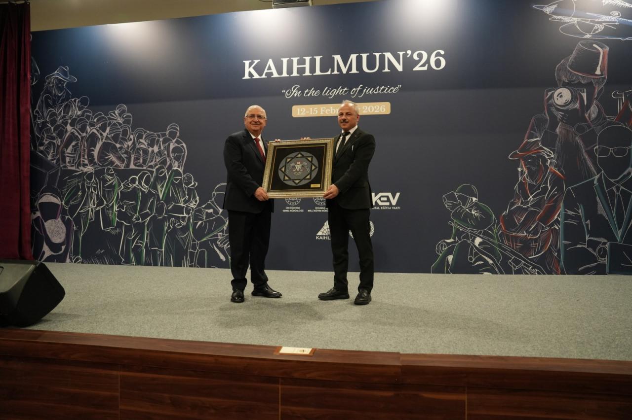 Bakan Güler'e tablo hediye edildi.