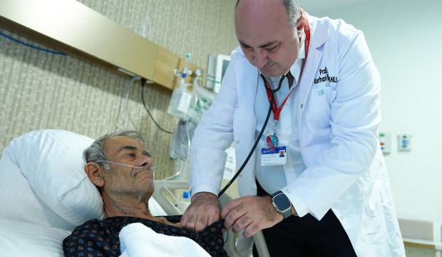 Herkes bunu konuşuyor: Yapay kalp takıldı, ilk s&ouml;z&uuml; duygulandırdı!