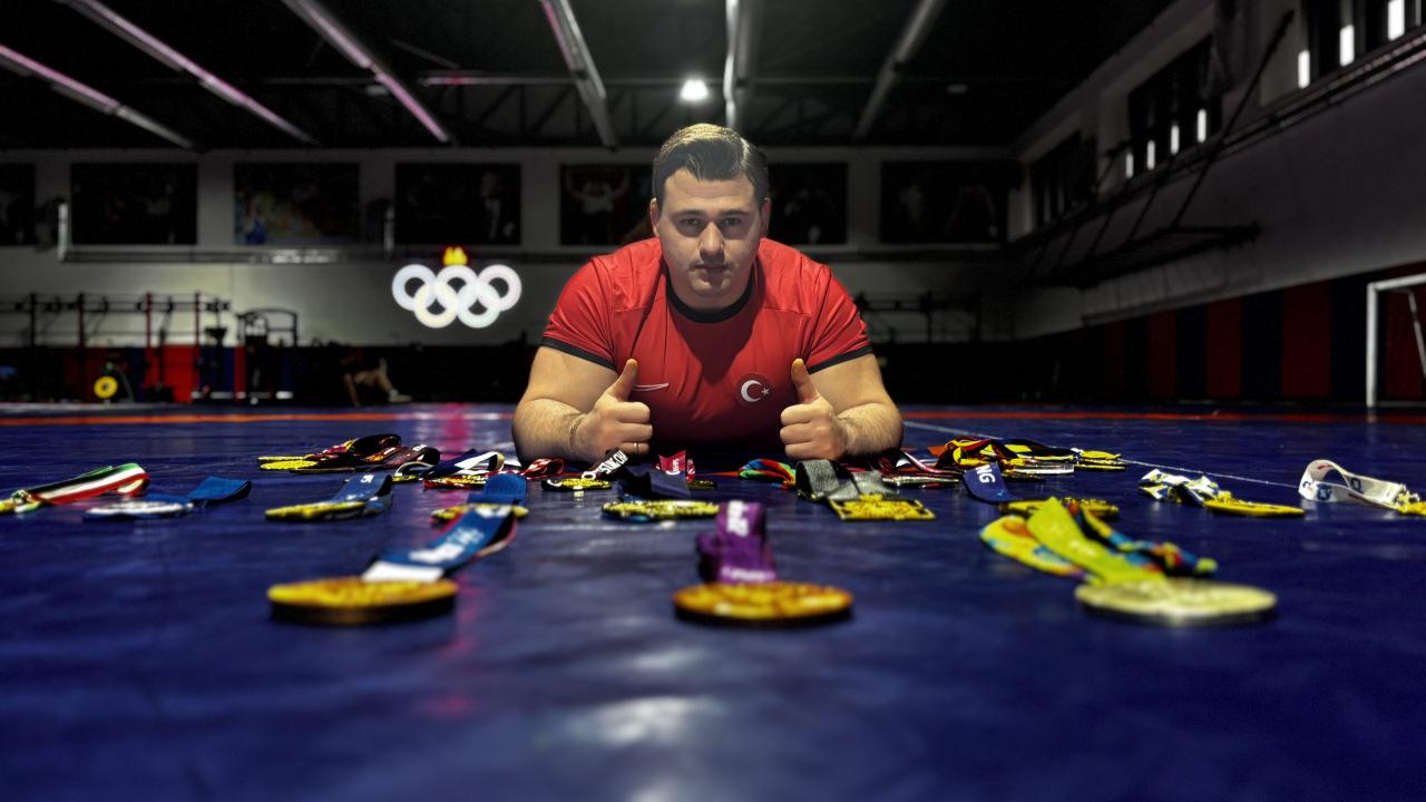 Rıza Kayaalp madalyalarıyla birlikte.