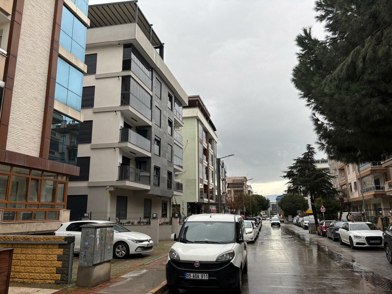 İzmir'de Polis gibi giyinen şüpheli, sokakta tartıştığı kişiyi tabancayla vurdu.