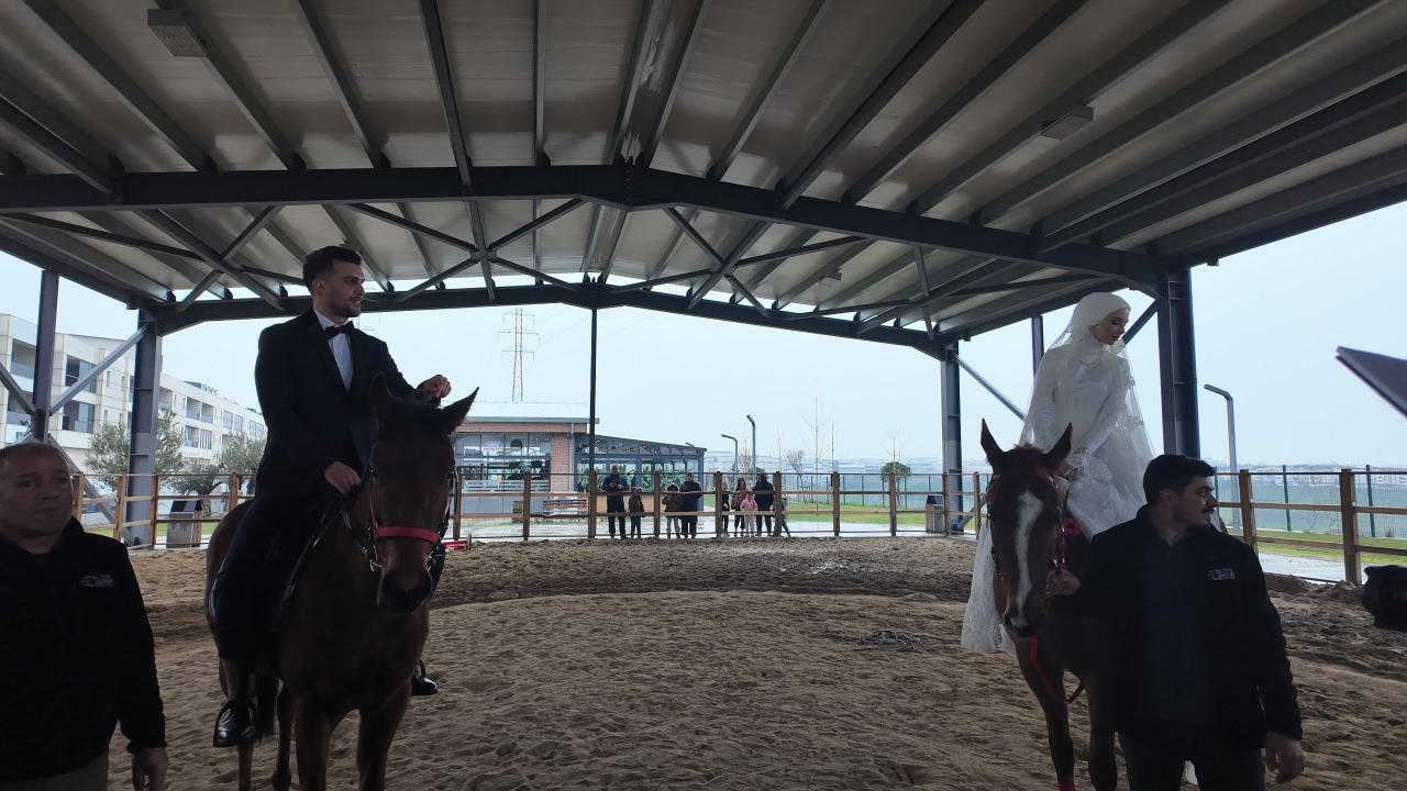 Binicilik tesislerinde at üzerinde gerçekleştirilen nikah ilgi çekti.