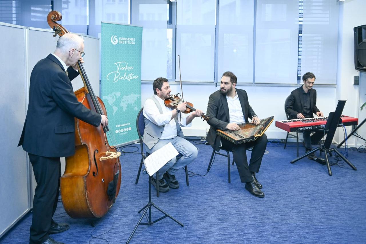 Bakan Ersoy Berlin'de Türkçe öğrenen gençlerle buluştu